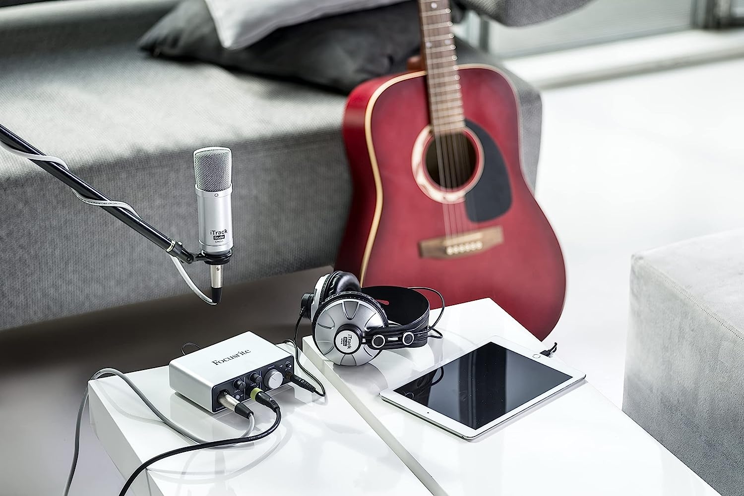 Focusrite iTrack Solo Lightning & USB Compatible Audio Interface - Image 4